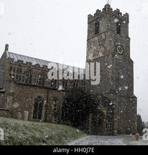 Una breve ma pesanti raffica di neve in Coddenham il 17 gennaio 2017 qui registrate nel sagrato. Foto Stock