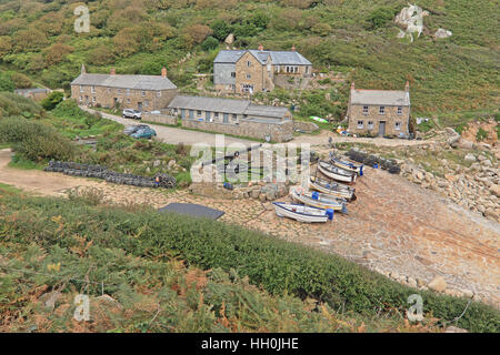 Barche da pesca trasportata su di uno scalo a Penberth Cove, Cornwall, Inghilterra, Regno Unito. (HDR) Foto Stock