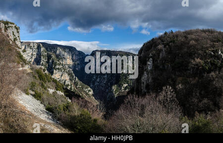 Le impressionanti Gole di Vikos nella regione di Zagoria, Grecia occidentale, il più profondo in Europa, con alcuni resti di un monaco house. Foto Stock