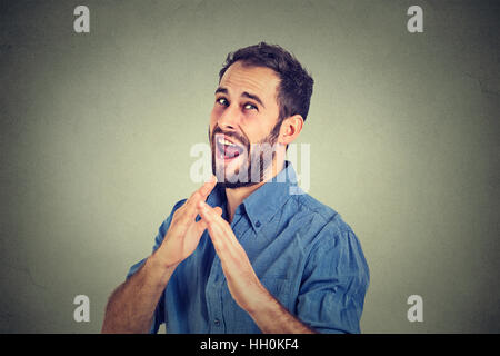 Arrabbiato pazzo furioso uomo alzando le mani in aria attacco con il karate chop isolati uno sfondo grigio. Emozione negativa espressione facciale Foto Stock