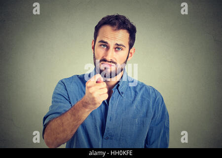 L uomo dando il dito pollice figa gesto si ottiene zero isolato uno sfondo grigio. Le emozioni umane, le espressioni facciali e il linguaggio del corpo Foto Stock