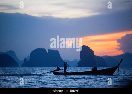 Six Senses Resort Koh Yao Noi, Phang Nga Bay, Thailandia, in Asia. Barca per Sunrise colazione picnic su un isola deserta n Koh Hong arcipelago. Sei Sens Foto Stock