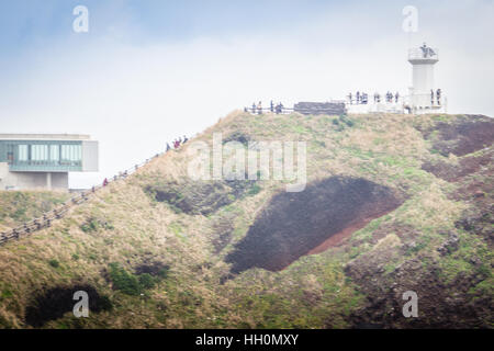 Faro, il bersaglio di treking in Seopjikoji. Si trova alla fine della sponda orientale dell'isola di Jeju, Corea del Sud Foto Stock