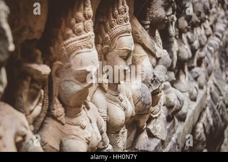 Femmina di sculture in pietra al tempio di Angkor Cambogia Foto Stock