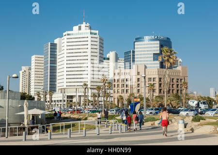 TEL AVIV, Israele - 4 Aprile 2016 : Persone passeggiate e jogging sul lungomare in TelAviv, Israele su Aprile 4, 2016 Foto Stock