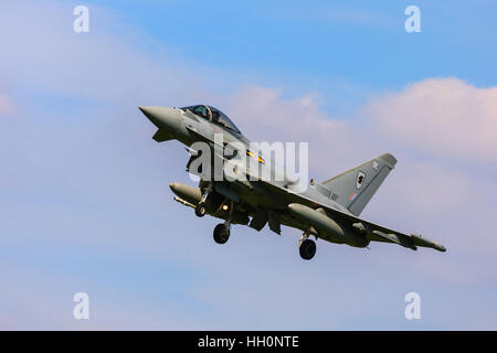 Eurofighter Typhoon FGR4 ZK305 DE XI (F) Squadron sull approccio finale a terra alla RAF Conningsby Foto Stock