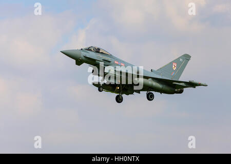 Eurofighter Typhoon FGR4 ZK328 BS 29(R) Squadron sull approccio finale a terra alla RAF Conningsby Foto Stock