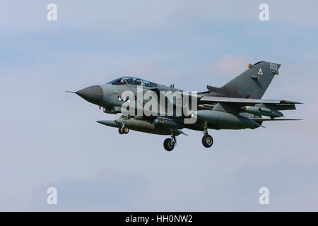 Panavia Tornado GR4 ZA351 005 2(CA) squadra in finale a terra alla RAF Conningsby Foto Stock