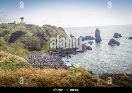 Faro, il bersaglio di treking in Seopjikoji. Si trova alla fine della sponda orientale dell'isola di Jeju, Corea del Sud Foto Stock