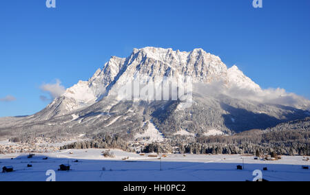 Bellissima vista del massiccio dello Zugspitze in Germania su una soleggiata giornata invernale, visto da di Lermoos Foto Stock