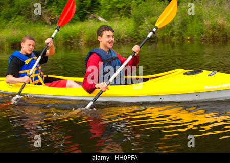 Kayaker su Beaver Creek, Brian stand Parco Statale, Oregon Foto Stock