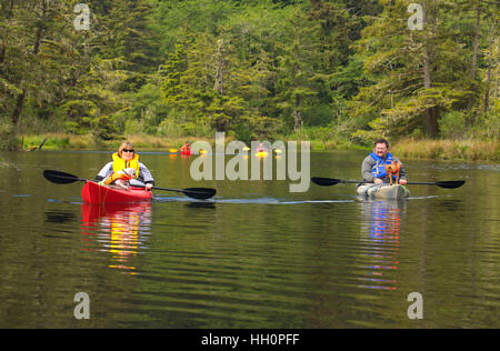 Kayaker su Beaver Creek, Brian stand Parco Statale, Oregon Foto Stock