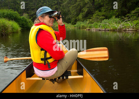 In canoa sul Beaver Creek, Brian stand Parco Statale, Oregon Foto Stock