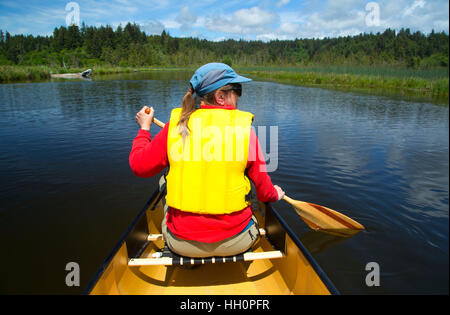In canoa sul Beaver Creek, Brian stand Parco Statale, Oregon Foto Stock