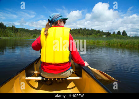 In canoa sul Beaver Creek, Brian stand Parco Statale, Oregon Foto Stock