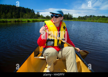 In canoa sul Beaver Creek, Brian stand Parco Statale, Oregon Foto Stock