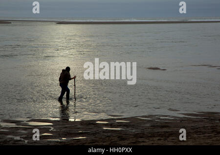 Beachcomber silhouette in Siletz Bay, Siletz Bay Park, Lincoln City, Pacific Coast Scenic Byway, Oregon Foto Stock