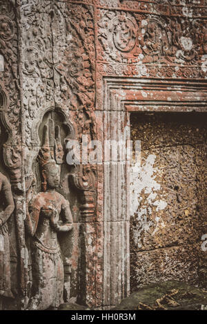 Stone carving femal al di fuori di ta promh tempio di Angkor, Siem Reap Foto Stock