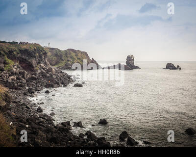 Faro, il bersaglio di treking in Seopjikoji. Si trova alla fine della sponda orientale dell'isola di Jeju, Corea del Sud Foto Stock