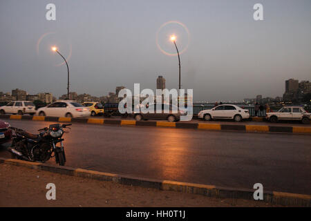 Il Cairo dal ponte di università Foto Stock