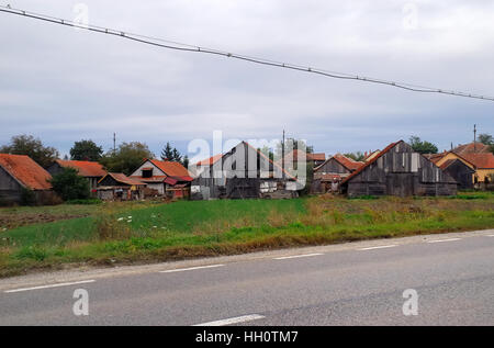 Maramures, isolata regione dei Carpazi della Romania. Un villaggio lungo la strada. Foto Stock