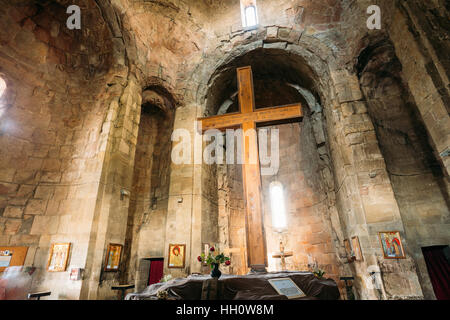 Grande Croce di legno nella parte interna della chiesa di Jvari, Georgiano antico monastero ortodosso, famoso punto di riferimento di Mtskheta Georgia Foto Stock