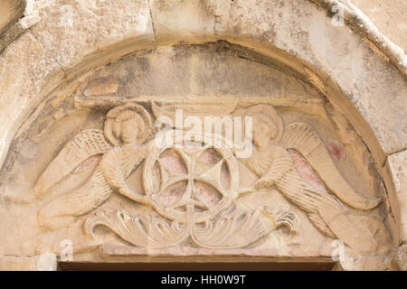 Mtskheta, Georgia. Vista ravvicinata di Bas-Relief glorificazione della Croce il coronamento dell'ingresso all'antico monastero di Jvari, Georgiana Ortodossa Foto Stock