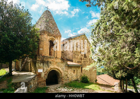 Mtskheta, Georgia. La Chiesa di San Giovanni Battista, la più antica costruzione in pietra del monastero Shio-Mgvime, medievale complesso monastico con scolpito il Cav Foto Stock