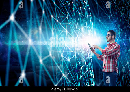 Hipster guy contro media technologies sfondo utilizzando dispositivo tablet pc. I supporti misti Foto Stock