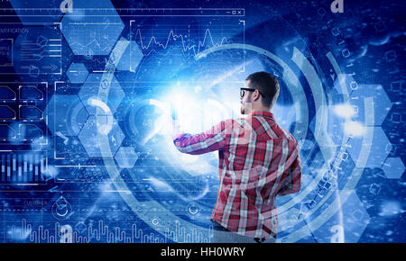 Hipster guy contro media technologies sfondo utilizzando lo smartphone. I supporti misti Foto Stock