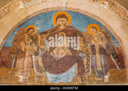 Mtskheta, Georgia - 20 Maggio 2016: immagine della Madre di Dio con Gesù Cristo in trono e due arcangeli su affresco ad arco nella cattedrale di Svetitskhoveli di T Foto Stock