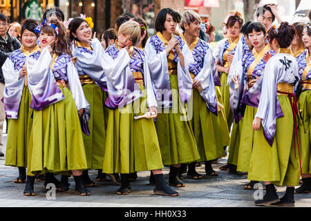 Giappone Kumamoto. Yosakoi Hinokuni festival. Ballerini in piedi in attesa di iniziare la danza, in mauve yukata e pantaloni verdi. Foto Stock