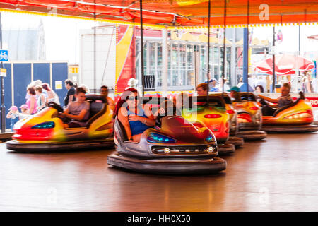 Adulti e bambini divertono paraurti guida automobili, noto anche come Dodgem auto sul lungomare a Ramsgate, Regno Unito. Foto Stock