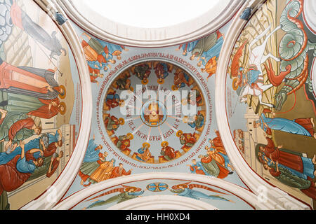 Tbilisi, Georgia - 24 Maggio 2016: vista inferiore della cupola, soffitto dipinto con affreschi sulla storia biblica, l'interno di Kashveti chiesa di San Giorgio Foto Stock