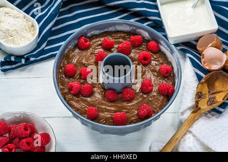 Ingredienti per il cioccolato e lamponi torta bundt - vista superiore Foto Stock