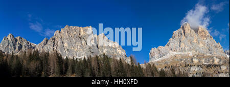 Vista panoramica delle montagne delle Dolomiti intorno a Cortina d Ampezzo Italia Foto Stock