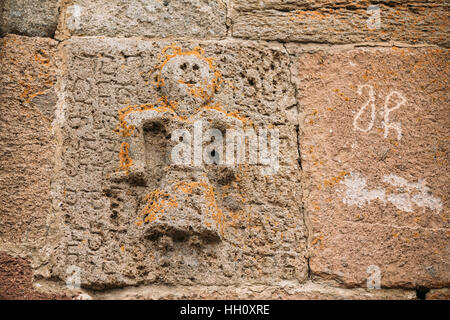 Dettagli architettonici di bassorilievi sulla parete del Gergeti Trinity Church. Tsminda Sameba - Chiesa della Santa Trinità vicino al villaggio di Gergeti vicino a Kazbegi Foto Stock