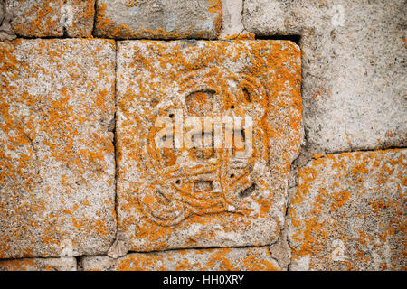 Dettagli architettonici di bassorilievi sulla parete del Gergeti Trinity Church. Tsminda Sameba - Chiesa della Santa Trinità vicino al villaggio di Gergeti vicino a Kazbegi Foto Stock