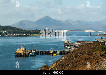 Ponte stradale tra la terraferma scozzese e l'Isola di Skye visto da Kyle of Lochalsh, Foto Stock