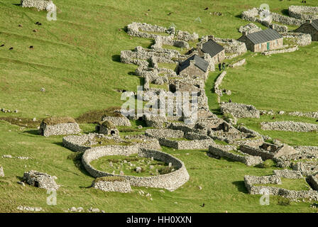 Vista aerea di Hirta village street e il cimitero, St.Kilda, Ebridi Esterne, Scotland Regno Unito Foto Stock