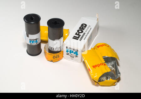 I rotoli di pellicola 120 utilizzato nelle fotocamere di medio formato Ilford e Kodak Foto Stock