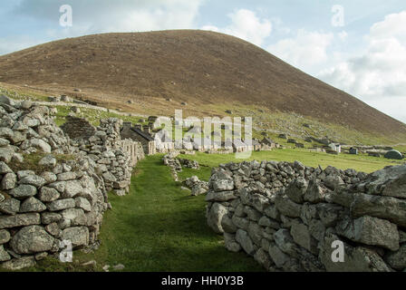 Oiseval che si eleva al di sopra del villaggio sulla strada Hirta, St.Kilda, Ebridi Esterne, Scotland Regno Unito Foto Stock