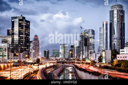 Israele, Tel Aviv, una lunga esposizione Night Shot di Ayalon highway guardando a Nord con un drammatico sfondo cielo Foto Stock