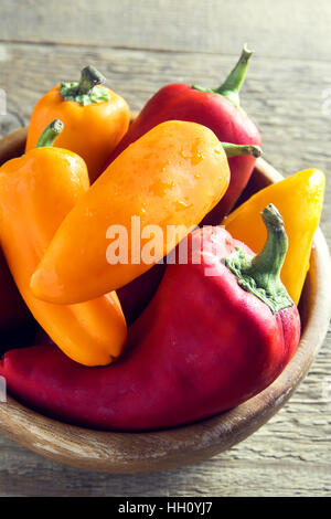 Freschi organici dolci peperoni su sfondo di legno con copia spazio - sano cibo crudo ingrediente Foto Stock