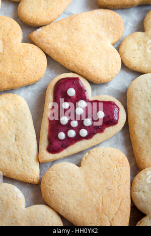 Vetrata a forma di cuore i cookie per il giorno di San Valentino - deliziosi dolci fatti in casa, il lievito con amore per il giorno di San Valentino Foto Stock