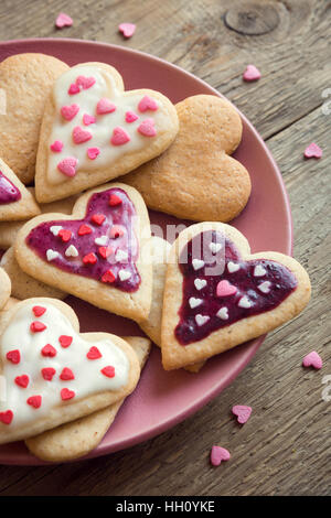 Vetrata a forma di cuore i cookie per il giorno di San Valentino - deliziosa casa organici naturali pasticceria, panetteria con amore per il giorno di San Valentino Foto Stock