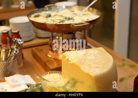 Formaggio giallo ruote e reticoli Foto Stock