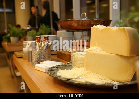 Formaggio giallo ruote e reticoli Foto Stock