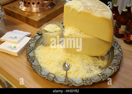 Formaggio giallo ruote e reticoli Foto Stock