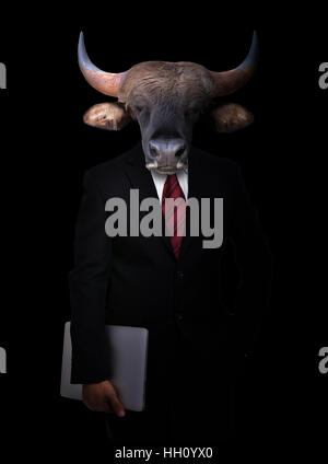 Uomo d affari con testa di toro nel buio Foto Stock